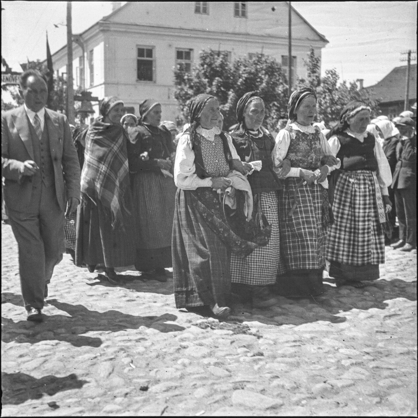 Senovės dienos Merkinėje: senutės su tautiniais drabužiais