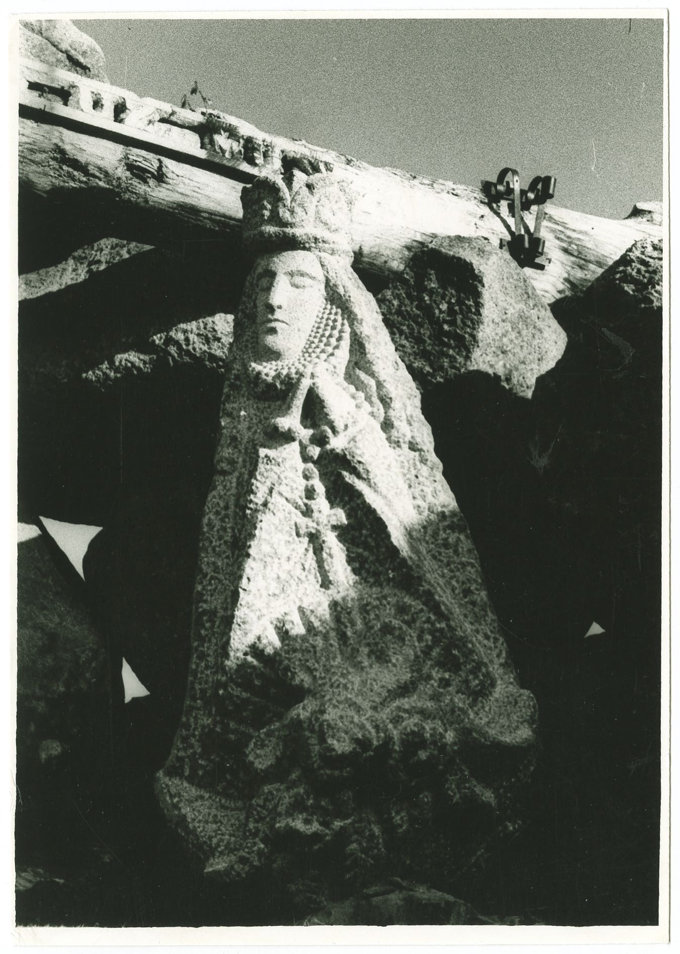 Viliaus Orvido skulptūra 'Švč. Mergelė Marija' Orvidų sodyboje